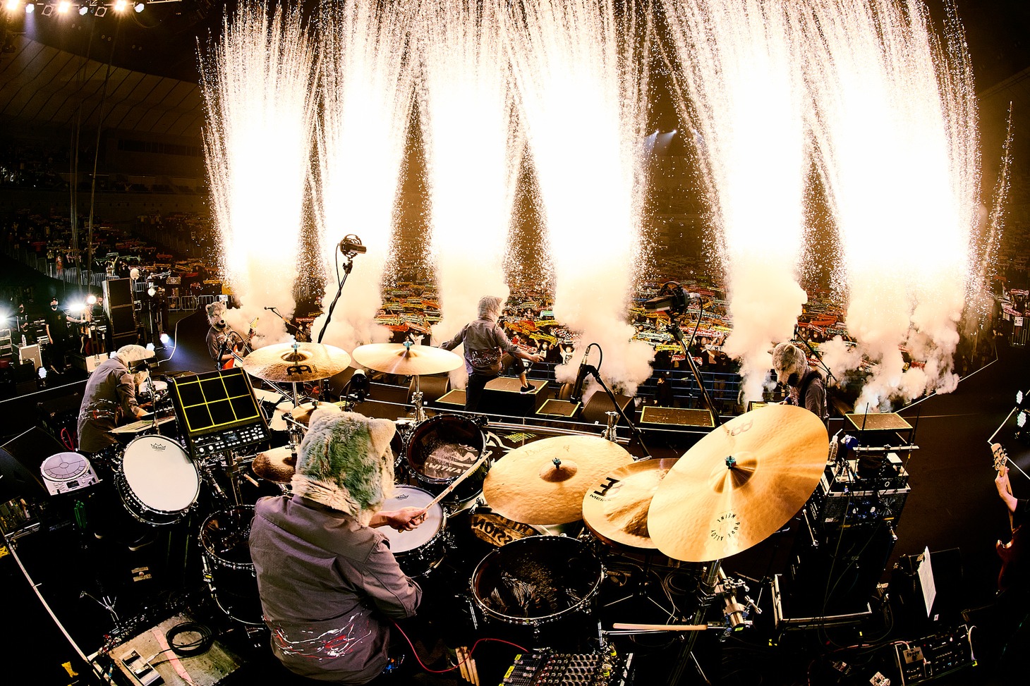 MAN WITH A MISSION「Merry-Go-Round Tour 2021」神奈川・横浜アリーナ公演の様子。（Photo by Daisuke Sakai）