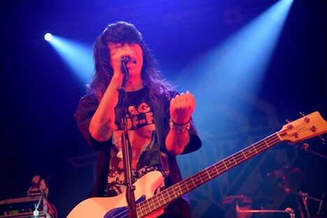 難波章浩（Vo, B）（撮影：半田安政）