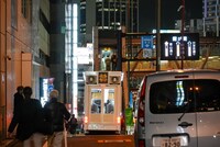 柏木由紀、MAYU EMPiRE、NOW EMPiRE、渡辺淳之介を乗せて渋谷の街に消えていく選挙カー。