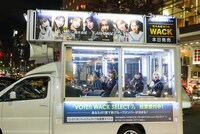 渋谷を走る選挙カーに乗る柏木由紀、NOW EMPiRE、MAYU EMPiRE。