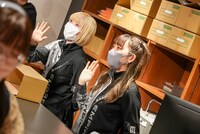 有権者を見送るMAYU EMPiRE、NOW EMPiRE。