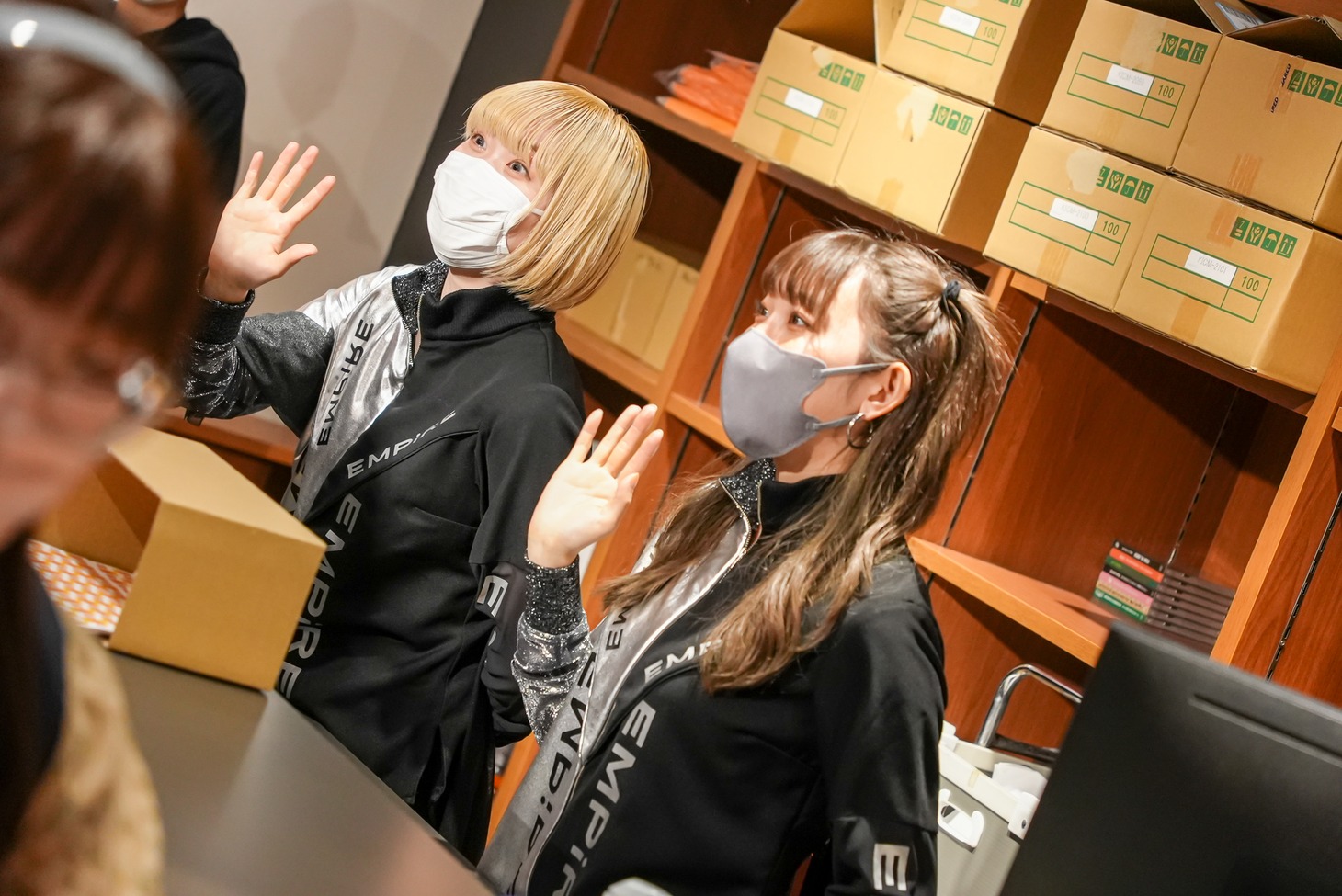 有権者を見送るMAYU EMPiRE、NOW EMPiRE。