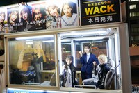 選挙カーに乗り込んだNOW EMPiRE、柏木由紀、MAYU EMPiRE。