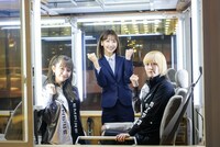 左からNOW EMPiRE、柏木由紀、MAYU EMPiRE。