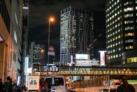 柏木由紀、MAYU EMPiRE、NOW EMPiRE、渡辺淳之介を乗せて渋谷の街に消えていく選挙カー。