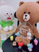 BTSに贈られた表彰盾。周りにはBTSがデザインしたBT21のキャラクターが。