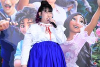 「増していくプレッシャー」を歌うゆめっち（3時のヒロイン）。