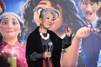 「ふしぎなマドリガル家」を歌う前の中尾ミエ。