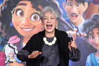 「ふしぎなマドリガル家」のリズムに合わせて踊る中尾ミエ。