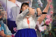 「ミラベルと魔法だらけの家」仕様にしたというネイルを見せるゆめっち（3時のヒロイン）。