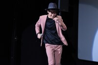 踊りながら登場するナオト・インティライミ。