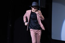 踊りながら登場するナオト・インティライミ。