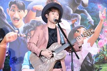 「マリーポーサ ～羽ばたく未来へ～」を歌うナオト・インティライミ。