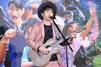 「マリーポーサ ～羽ばたく未来へ～」を歌うナオト・インティライミ。