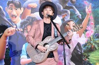 「マリーポーサ ～羽ばたく未来へ～」を歌うナオト・インティライミ。