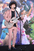 「マリーポーサ ～羽ばたく未来へ～」を歌うナオト・インティライミ。