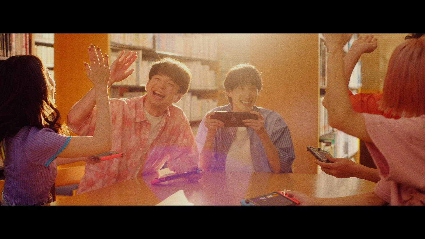 NovelUNITE「Okey dokey!!」ミュージックビデオより。