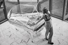 「Numero TOKYO EXTRA / ICON YOSHIKI」より。（Photo by Benjo Arwas）