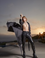 「Numero TOKYO EXTRA / ICON YOSHIKI」より。（Photo by Leslie Kee）
