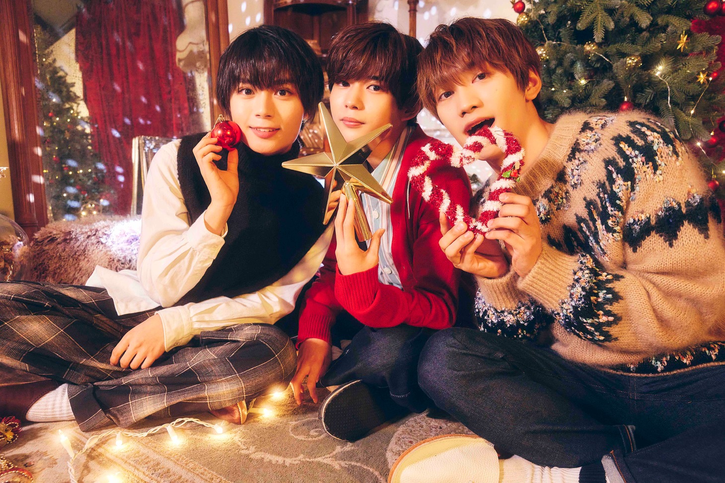 左からなにわ男子の大西流星、長尾謙杜、藤原丈一郎。（撮影：五十嵐勇生［TRON］）