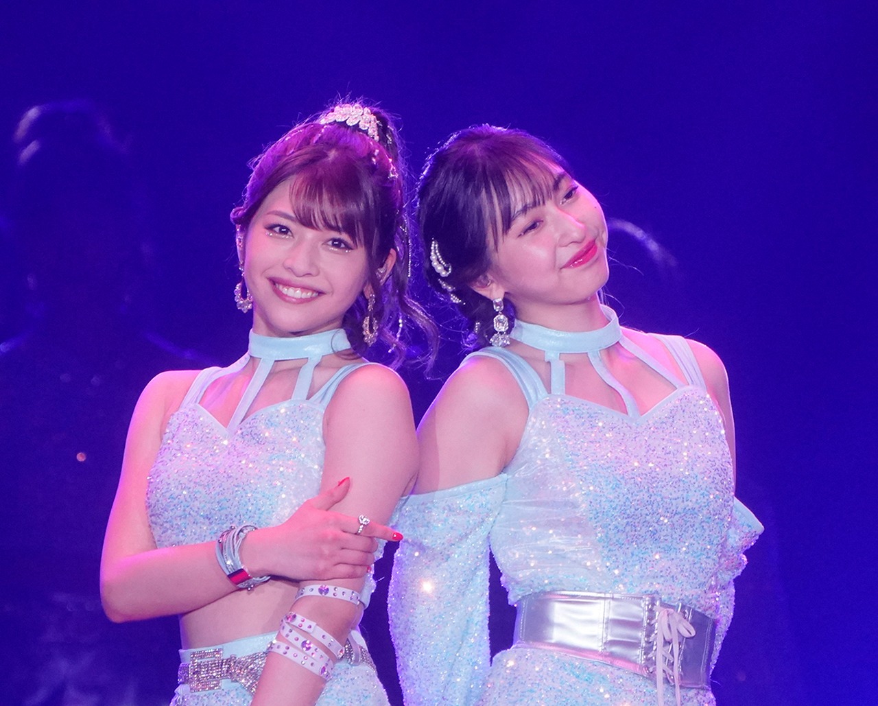 左から金澤朋子、植村あかり。