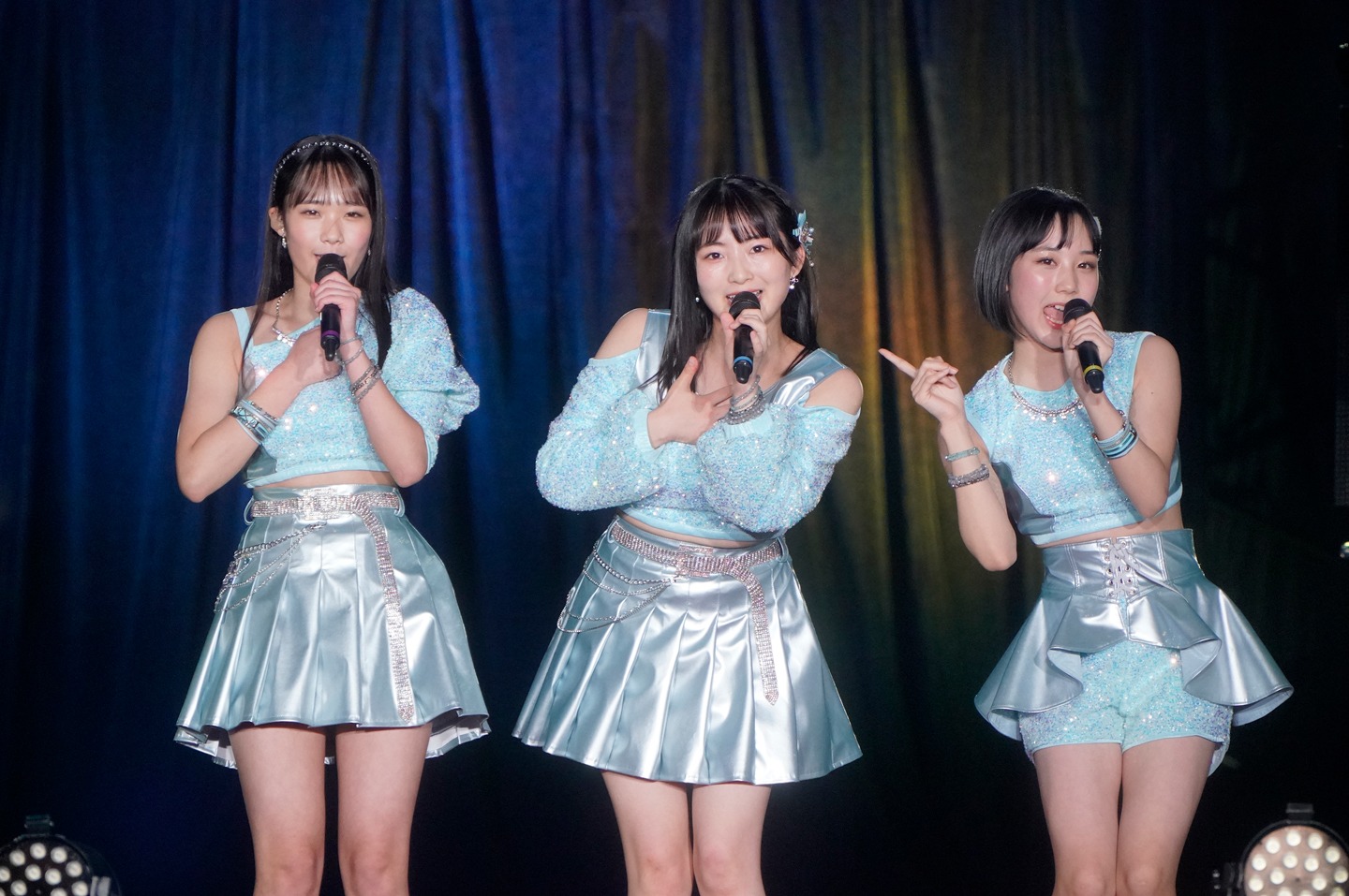 7月に加入した新メンバー3人。左から入江里咲、有澤一華、江端妃咲。