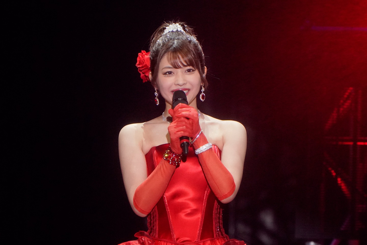 アンコールで赤いドレス姿を披露した金澤朋子。