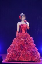 手紙を読むことなく会場を見渡しながら卒業のスピーチを行った金澤朋子。