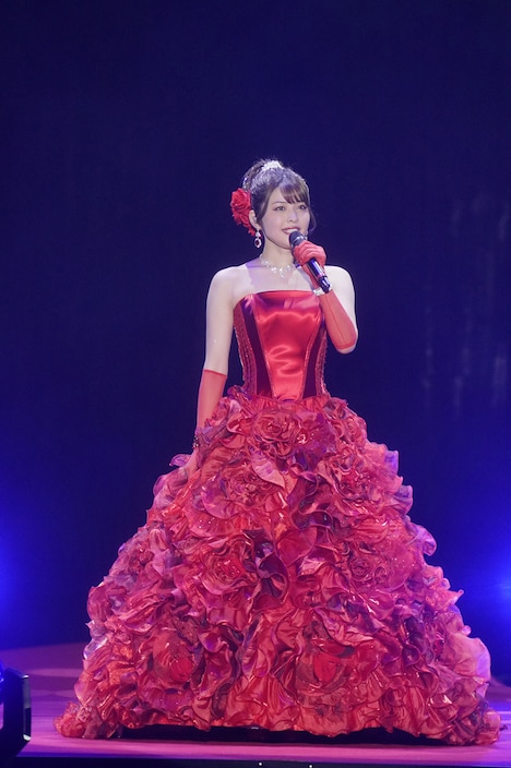 手紙を読むことなく会場を見渡しながら卒業のスピーチを行った金澤朋子。