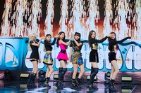 IVEのデビューショーケースの様子。