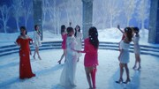 TWICEが雪の中で天使のような姿を見せる