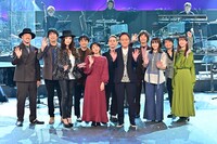 人気画像5位は「小田和正『クリスマスの約束』2年ぶり開催、コロナ禍で制作した『風を待って』初披露」より、集合写真。(c)TBS