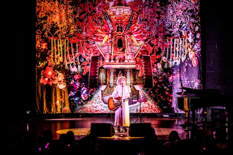 「大森靖子 自由字架ツアー2021」東京・草月ホール公演の様子。（Photo by Masayo）