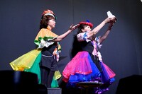 11月27日の東京公演より、MARI（左 / Dance）とMINAKO（右 / Dance）。（撮影：荒川潤）