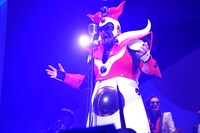 11月27日の東京公演より、ジェームス小野田（Vo）。（撮影：荒川潤）