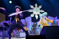 11月27日の東京公演より、Be（左 / G）とジョプリン得能（右 / G）。（撮影：荒川潤）