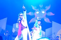 11月27日の東京公演より、カールスモーキー石井（左 / Vo, MC）とテキーラまさはる（右 / Dance, Cho）。（撮影：荒川潤）