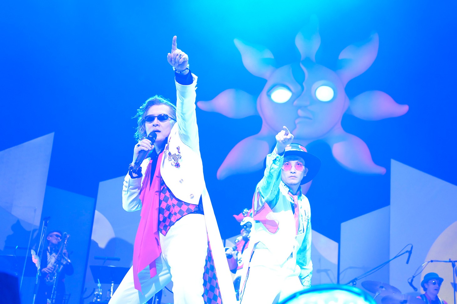 11月27日の東京公演より、カールスモーキー石井（左 / Vo, MC）とテキーラまさはる（右 / Dance, Cho）。（撮影：荒川潤）