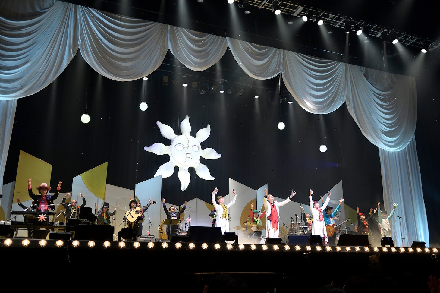 米米CLUB「a K2C ENTERTAINMENT TOUR 2021 ～大芸術祭～」11月27日の東京公演の様子。（撮影：荒川潤）
