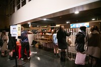 出店で盛り上がるロビー。