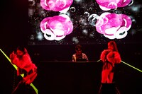 DJでフロアの熱気を上昇させるケンモチヒデフミ（中央）。