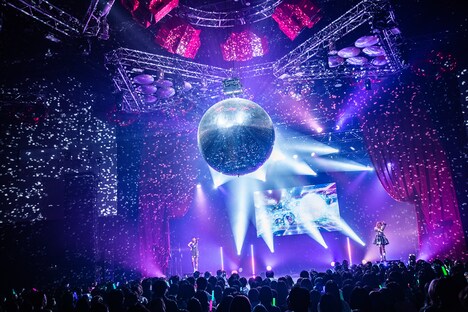 femme fatale「ENCHANTMENT OVER THE MOON~魅惑の月面ダンスパーティー~」の様子。