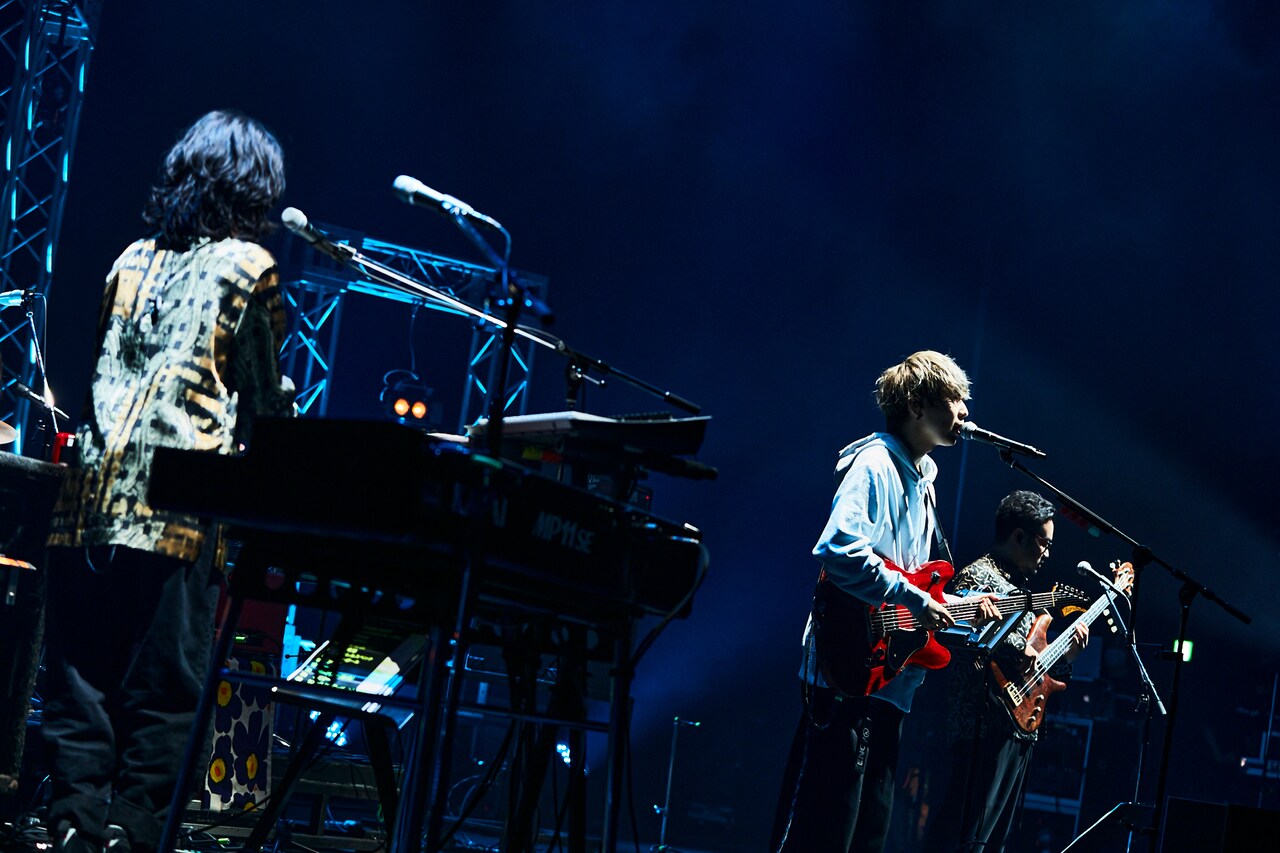 左からゲスの極み乙女。のちゃんMARI（Key）、川谷絵音（Vo, G）、休日