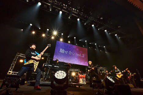 ギターソロでエキサイトする佐藤栄太郎（Dr / indigo la End）（左）。（撮影：鳥居洋介）
