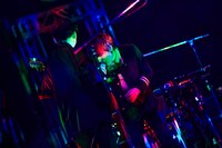 左からindigo la Endの後鳥亮介（B）、川谷絵音（Vo, G）。（撮影：鳥居洋介）