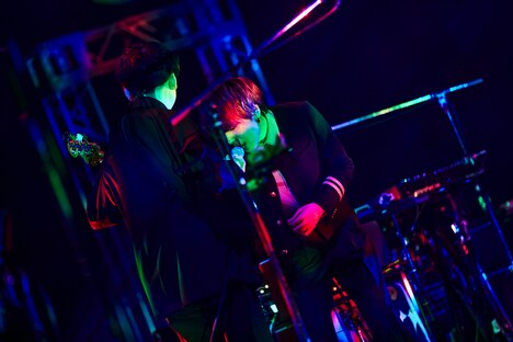 左からindigo la Endの後鳥亮介（B）、川谷絵音（Vo, G）。（撮影：鳥居洋介）