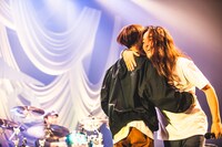 アマダシンスケ（FOMARE / B, Vo）と茂木洋晃（G-FREAK FACTORY / Vo）。（撮影：青木カズロー）