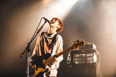 アマダシンスケ(FOMARE / B, Vo)(撮影:青木カズロー)