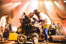 左から奥野敦士（ROGUE / Vo）、茂木洋晃（G-FREAK FACTORY / Vo）（撮影：青木カズロー）