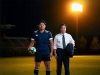 左から稲垣啓太、岡崎体育。